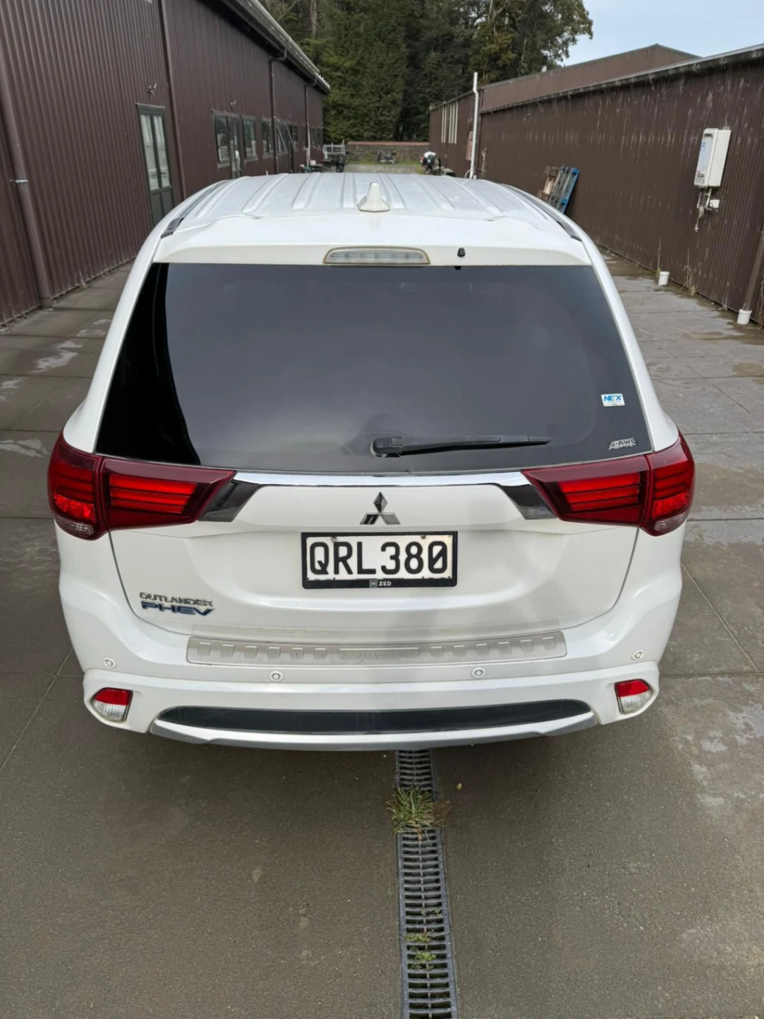 2017 Mitsubishi Outlander PHEV - petrol - 5 seater — photo 10