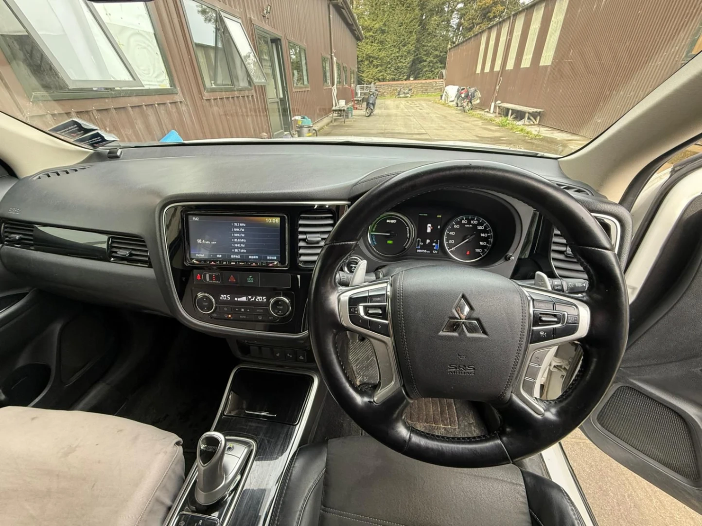 2017 Mitsubishi Outlander PHEV - petrol - 5 seater — photo 6