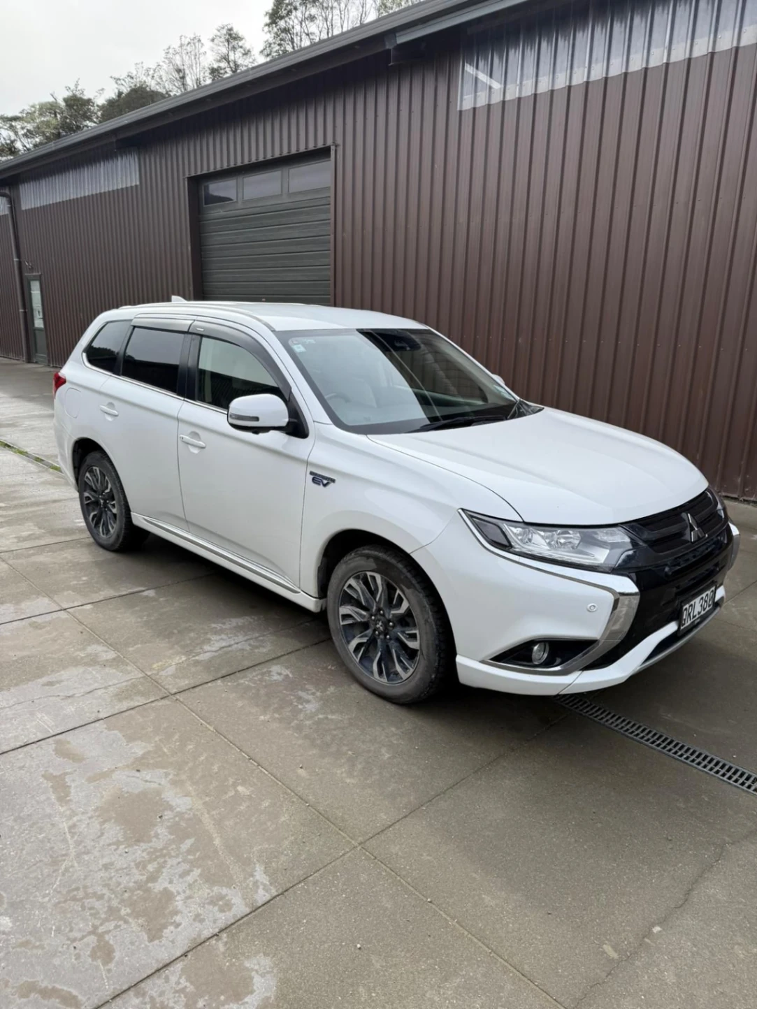 2017 Mitsubishi Outlander PHEV - petrol - 5 seater — photo 8