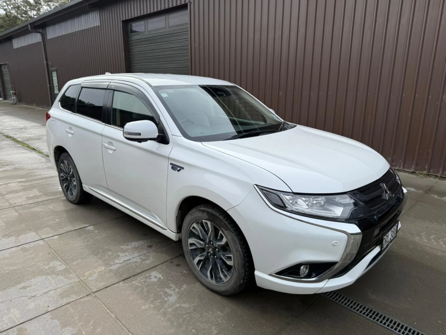 2017 Mitsubishi Outlander PHEV - petrol - 5 seater — photo 4