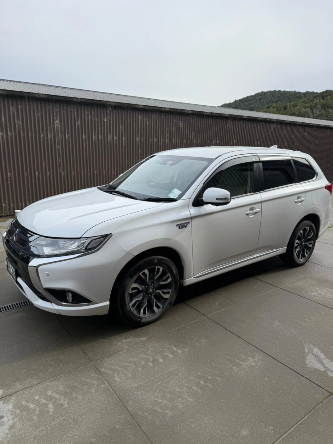 2017 Mitsubishi Outlander PHEV - petrol - 5 seater — photo 2