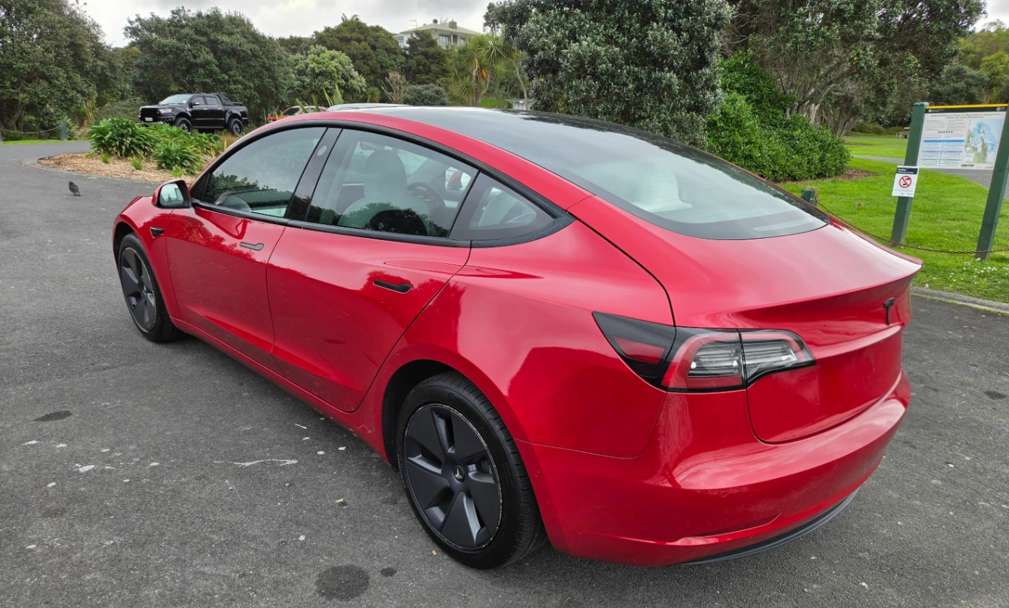 Tesla Model 3 2022 51K Ultra Red with white interior, photo 4