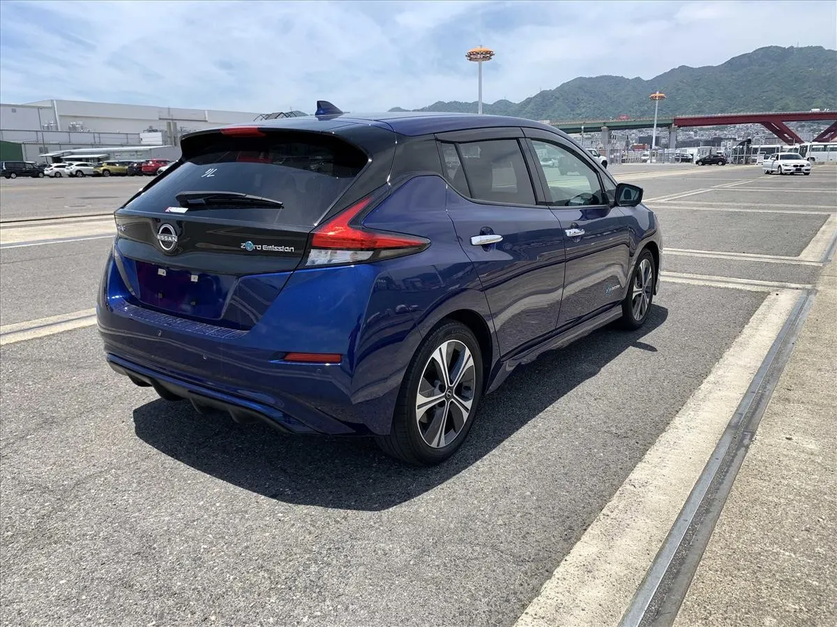2021 Nissan Leaf X V Selection (40kWh) — photo 2