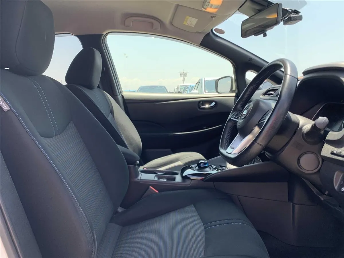 2017 Nissan Leaf G (40kWh) — photo 6