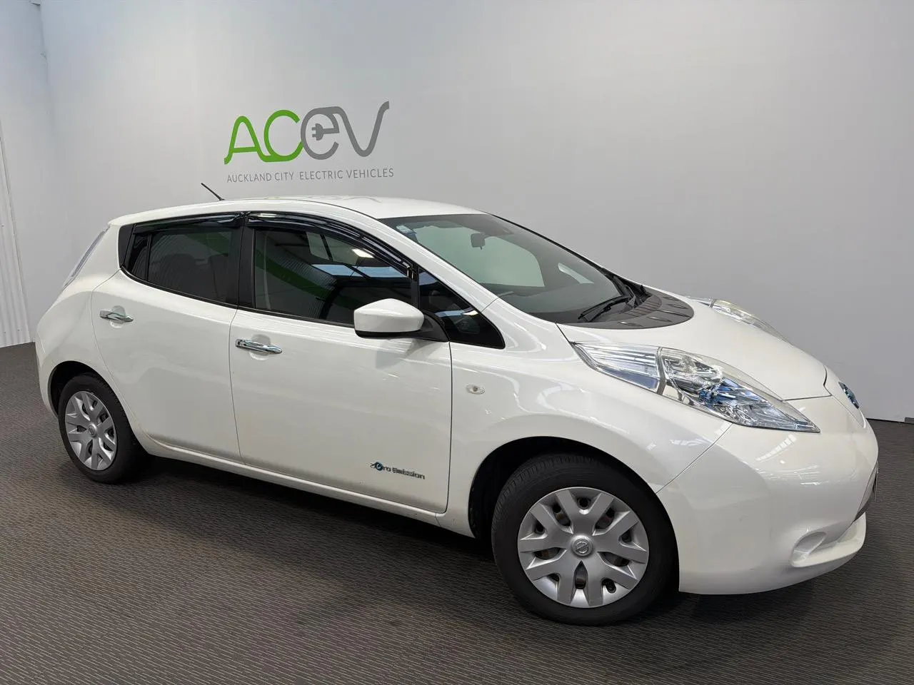 2016 Nissan Leaf ZERO EMISSION (24kWh) — photo 2