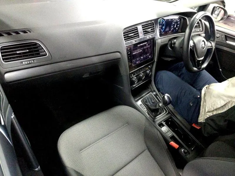 2017 Volkswagen e-Golf Gen II (35.8kWh) — photo 5