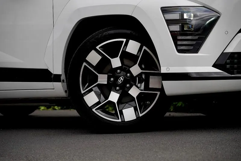 2024 Hyundai Kona Elite 64kWh — photo 8