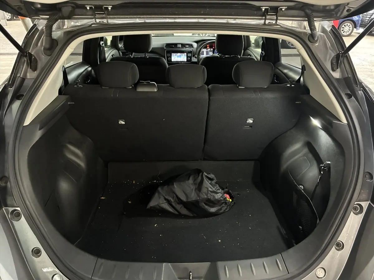 2018 Nissan Leaf X 100 Thousand Anniversary (40kWh) — photo 10