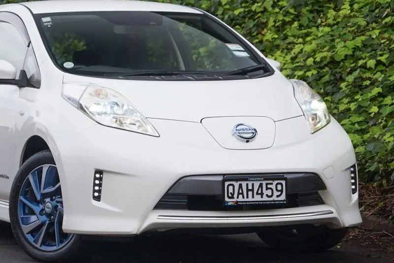 2017 Nissan Leaf 30X Autech (30kWh) — photo 2