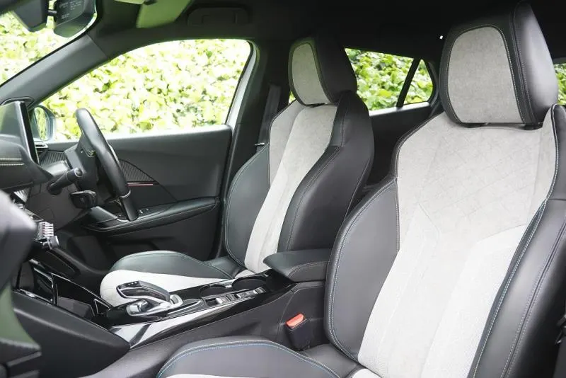 2021 Peugeot e-2008 GT (50kWh) — photo 11