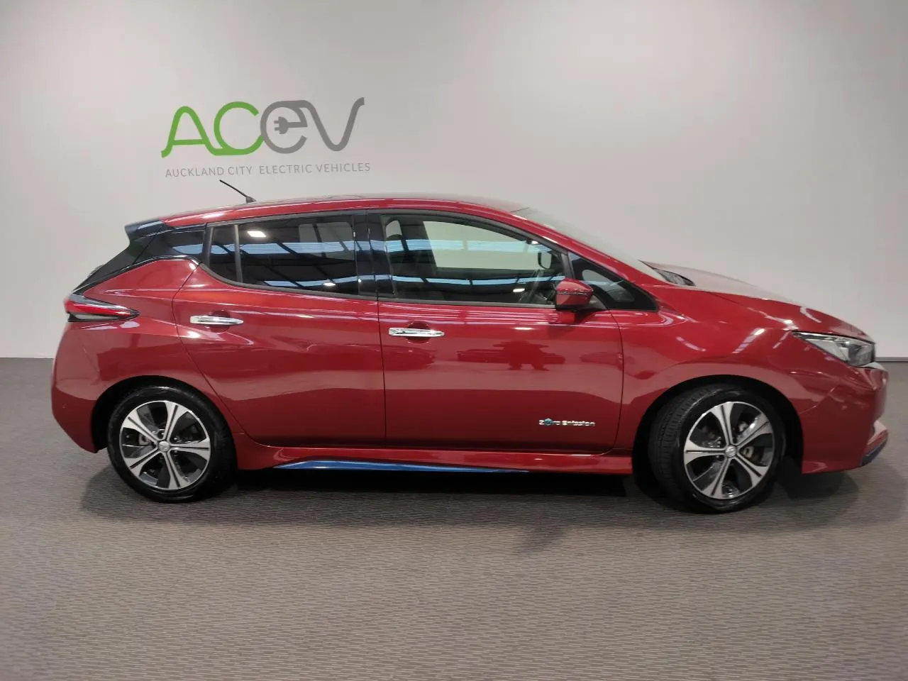 2017 Nissan Leaf G (40kWh) — photo 2