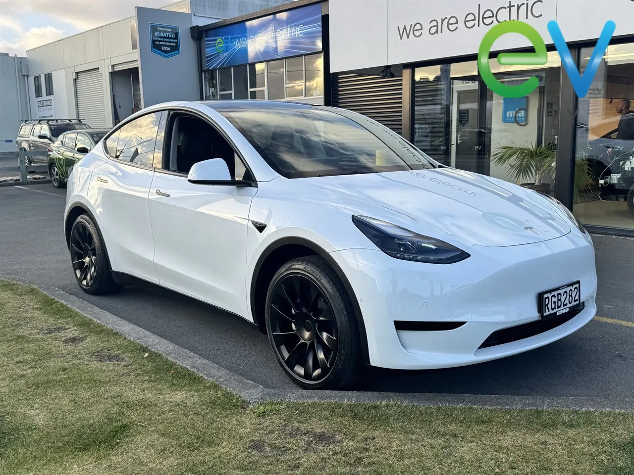 2023 Tesla Model Y Rear Wheel Drive, photo 2