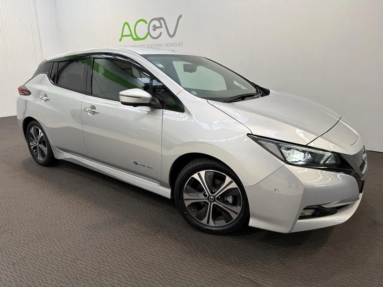 2020 Nissan Leaf G (40kWh) — photo 2