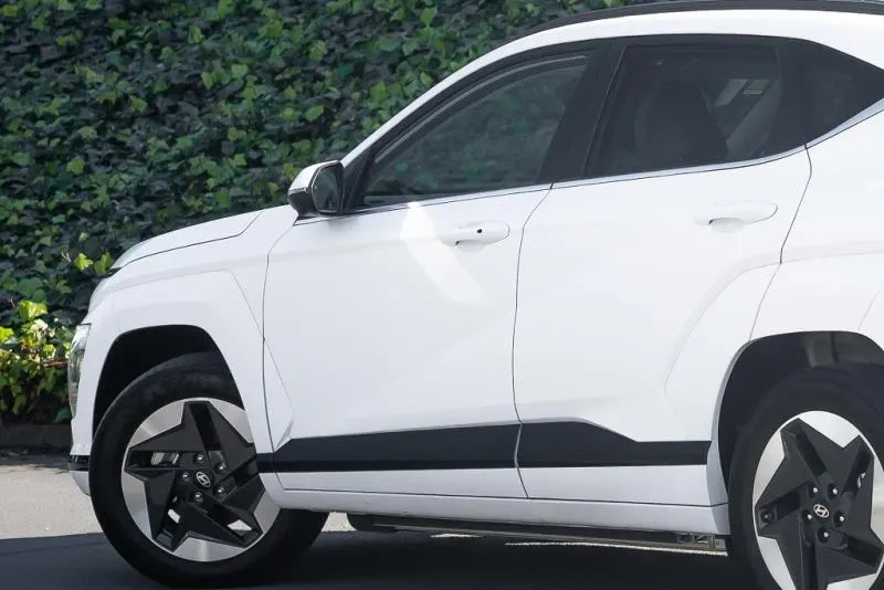 2023 Hyundai Kona Voyage 64kWh — photo 7