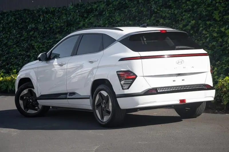2023 Hyundai Kona Voyage 64kWh — photo 8