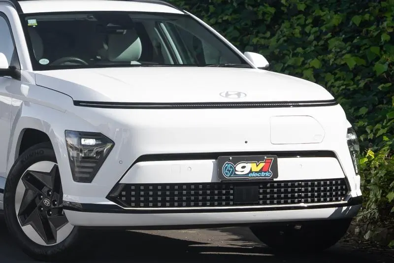 2023 Hyundai Kona Voyage 64kWh — photo 3