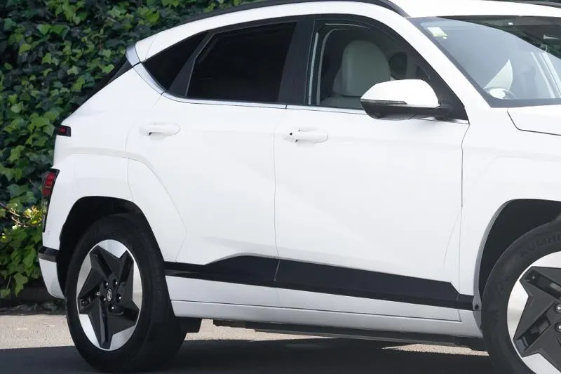 2023 Hyundai Kona Voyage 64kWh — photo 6