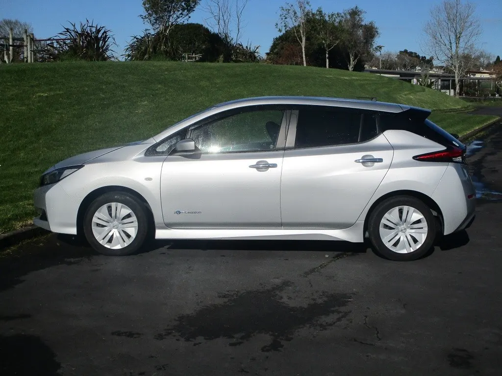 2021 Nissan Leaf E X (40kWh) — photo 2