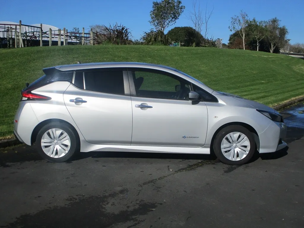 2021 Nissan Leaf E X (40kWh) — photo 4