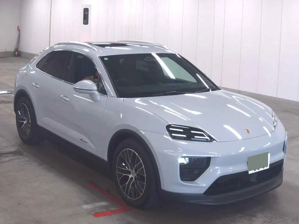 2025 Porsche Macan Electric Sports Chrono Package — photo 4