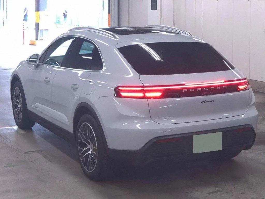2025 Porsche Macan Electric Sports Chrono Package — photo 5