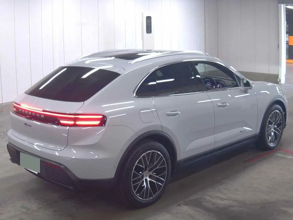 2025 Porsche Macan Electric Sports Chrono Package — photo 7