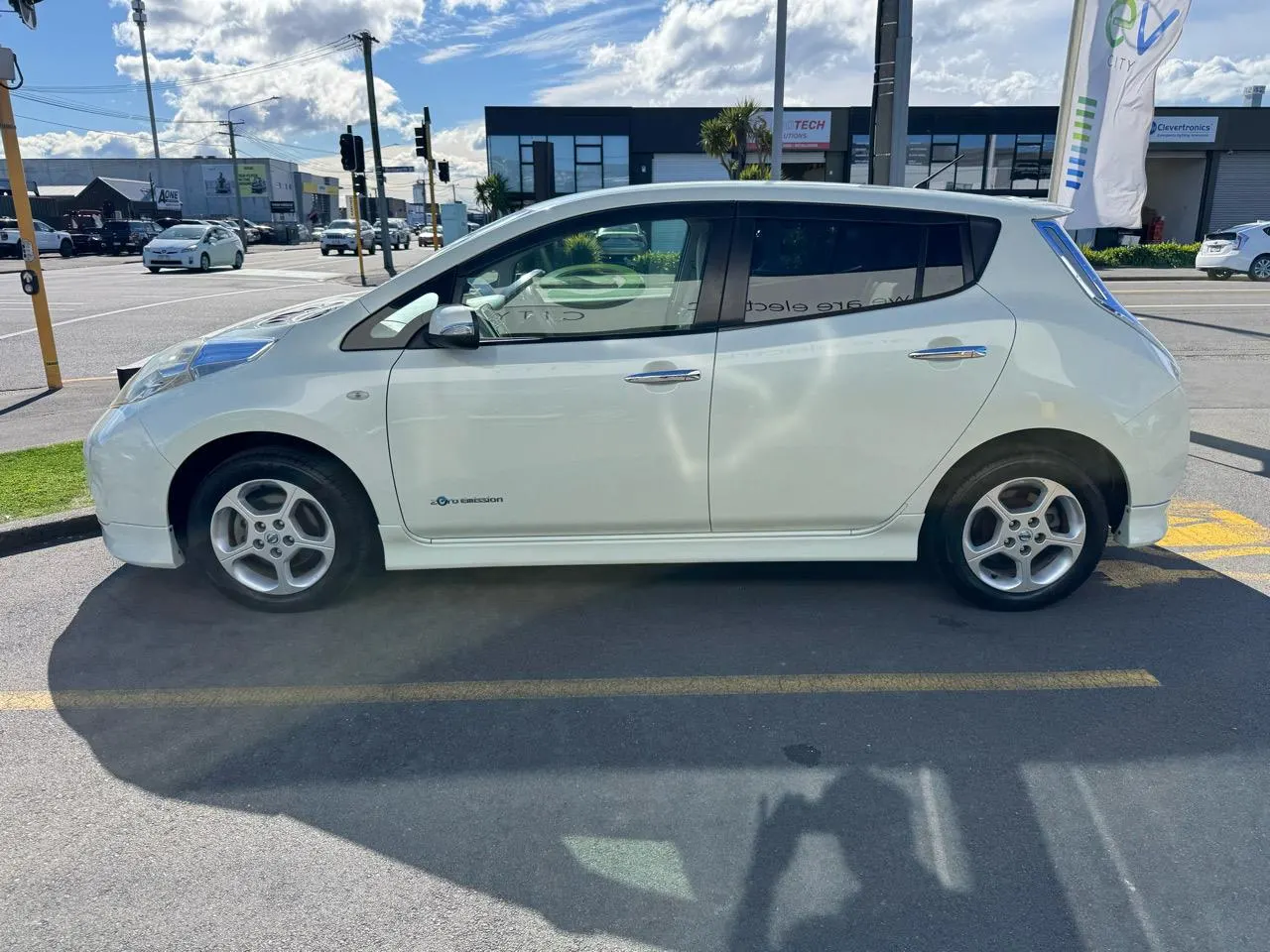 2011 Nissan LEAF G 24kWh — photo 6