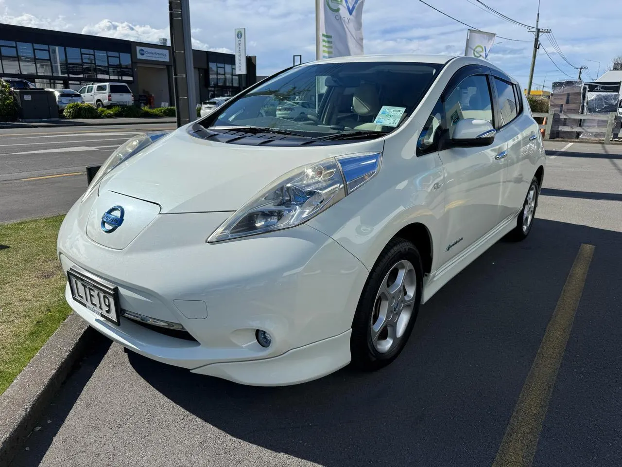 2011 Nissan LEAF G 24kWh — photo 7