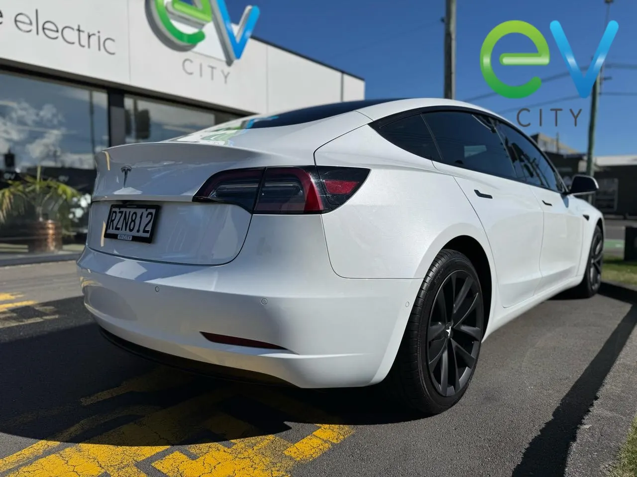 2022 Tesla Model 3 Standard Range Plus — photo 3