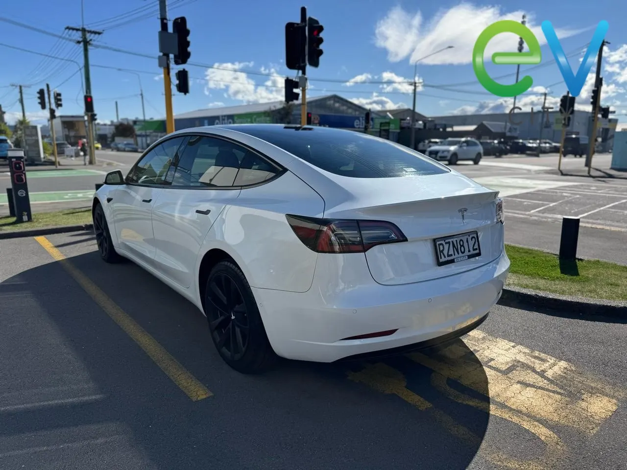 2022 Tesla Model 3 Standard Range Plus — photo 5