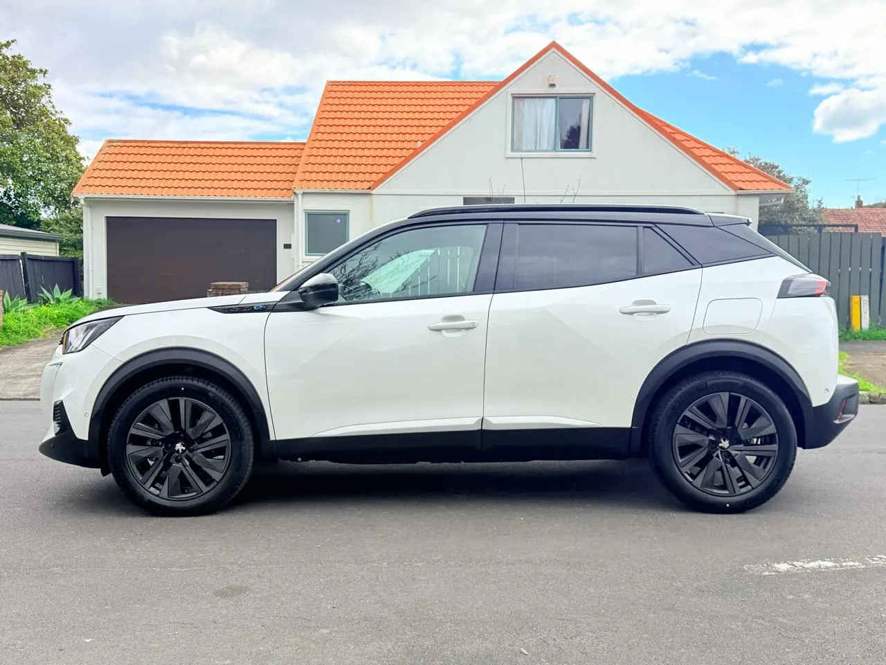 2023 Peugeot e-2008 GT (50kWh) — photo 8