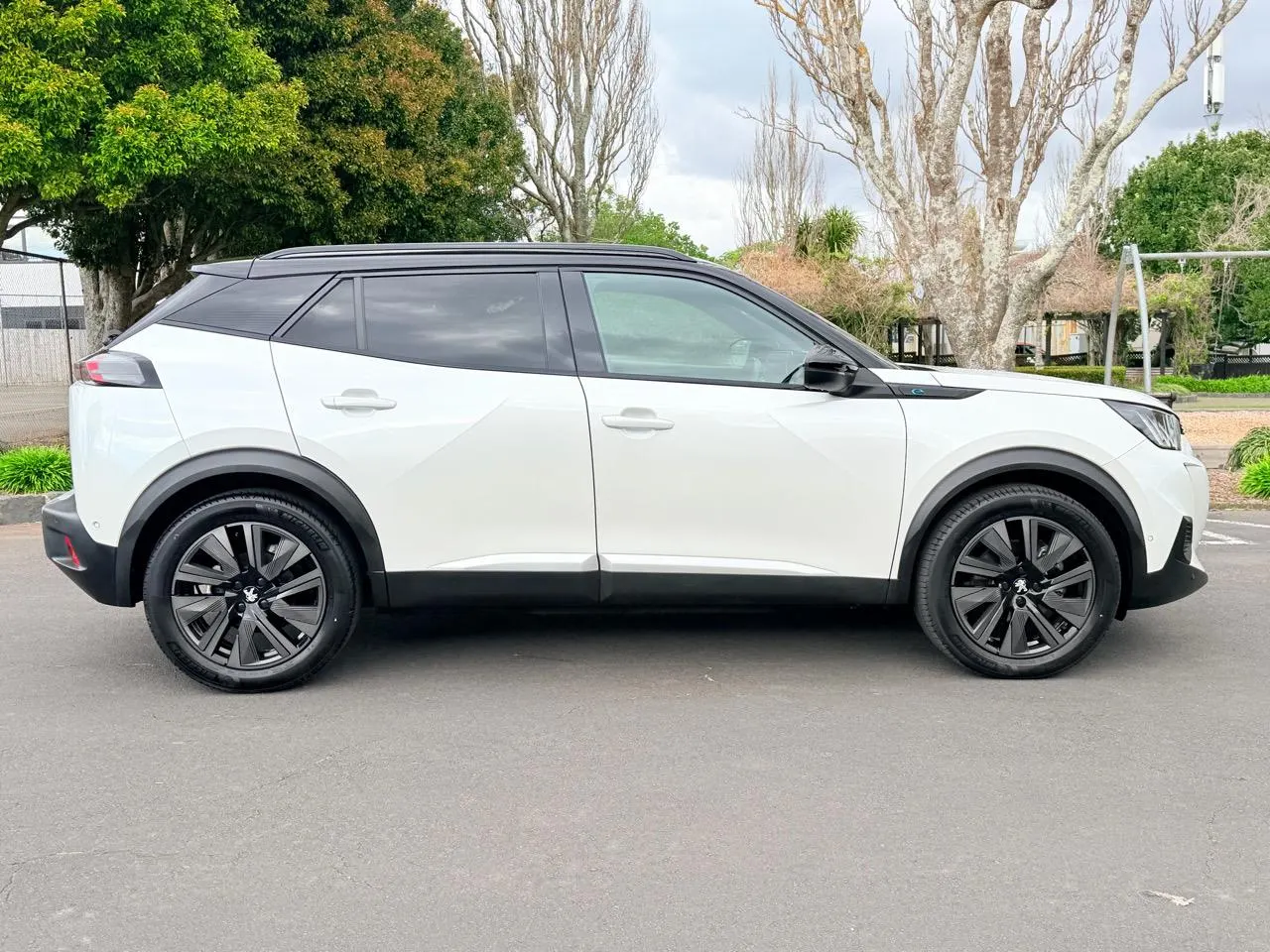 2023 Peugeot e-2008 GT (50kWh) — photo 4