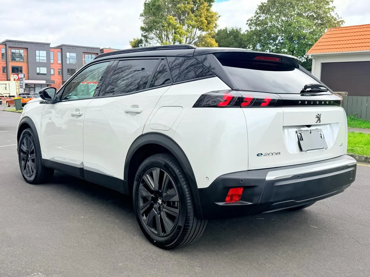 2023 Peugeot e-2008 GT (50kWh) — photo 7