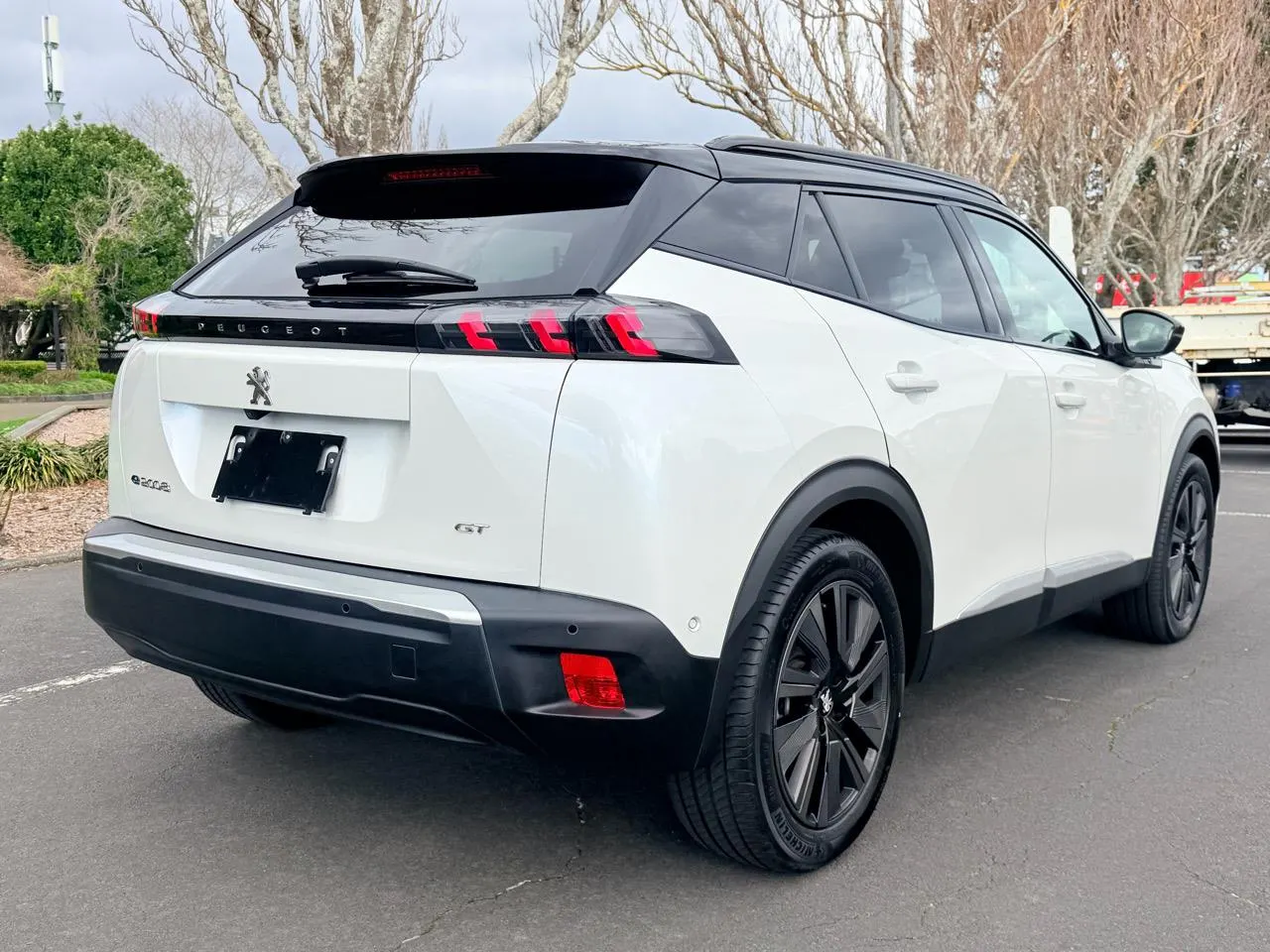 2023 Peugeot e-2008 GT (50kWh) — photo 5