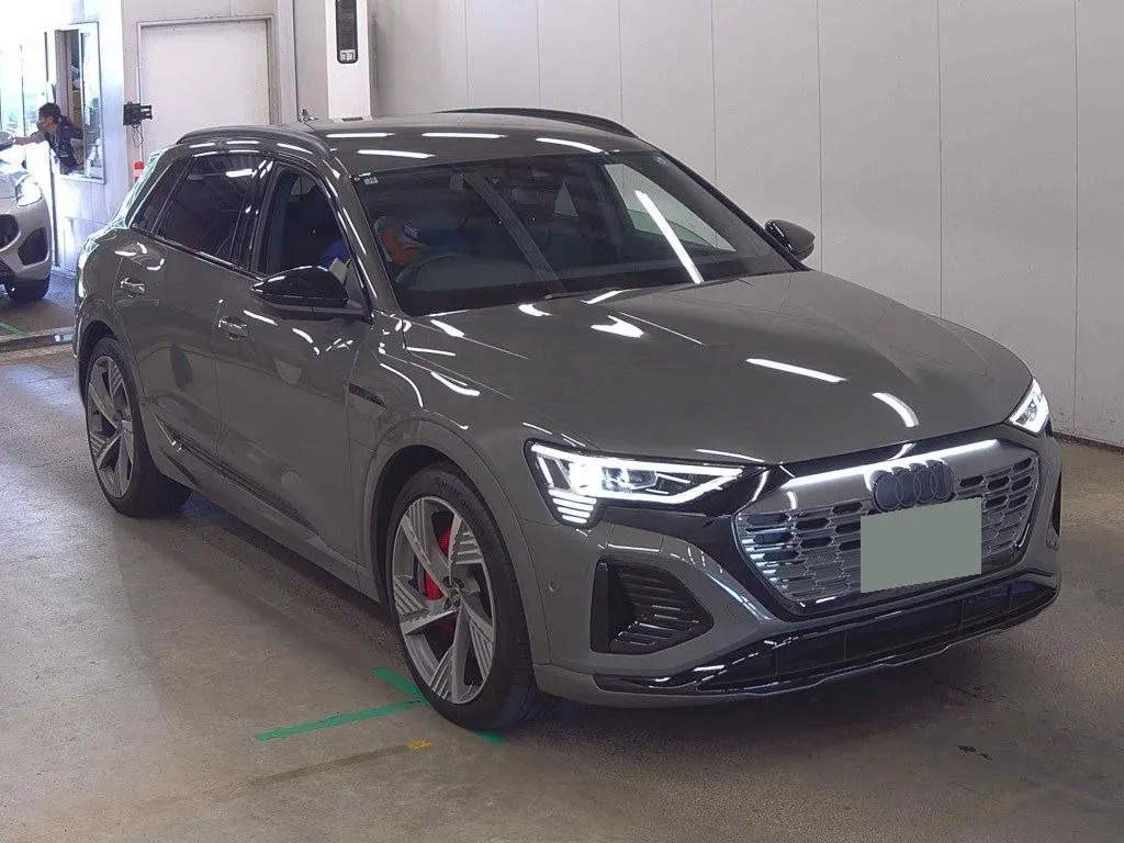 2025 Audi Q8 E-Tron 55 S-Line Quattro Black Edition — photo 3