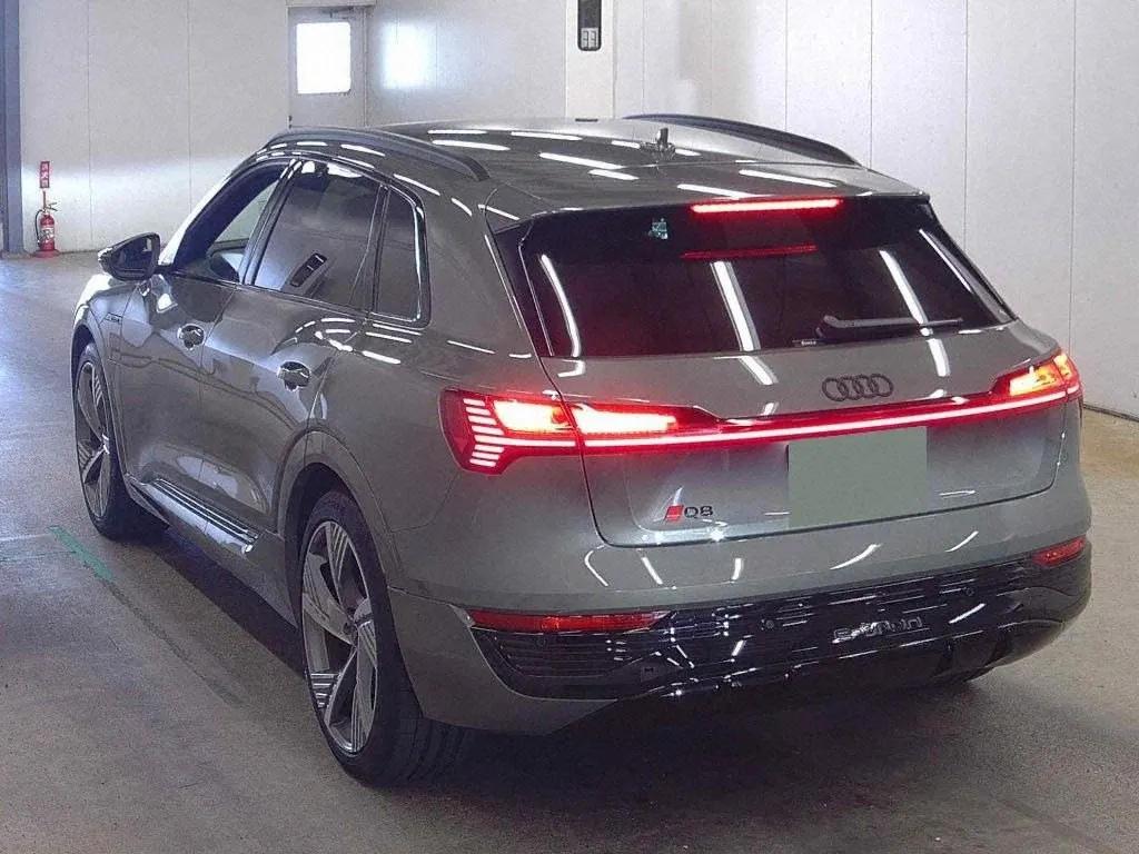 2025 Audi Q8 E-Tron 55 S-Line Quattro Black Edition — photo 5
