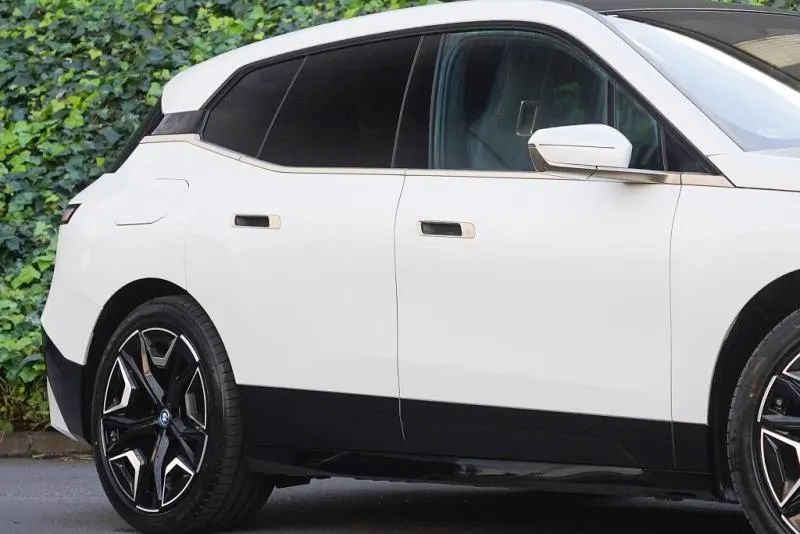 2022 BMW iX xDrive40 Launch Edition (76.6kWh) — photo 5