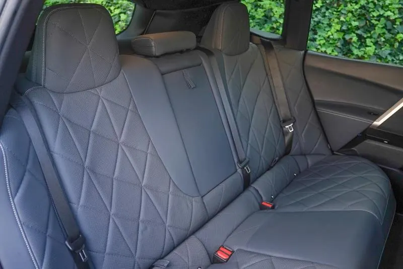 2022 BMW iX xDrive40 Launch Edition (76.6kWh) — photo 12