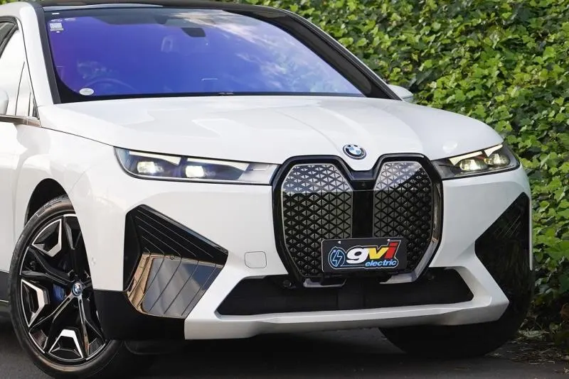 2022 BMW iX xDrive40 Launch Edition (76.6kWh) — photo 3
