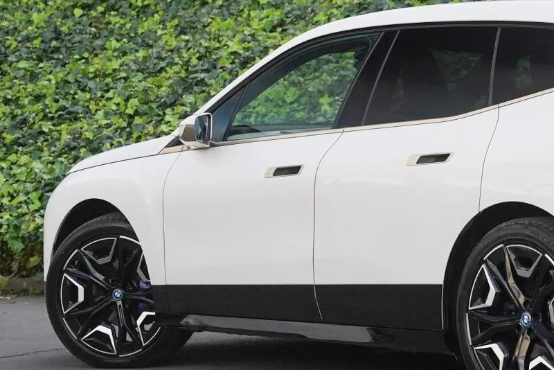 2022 BMW iX xDrive40 Launch Edition (76.6kWh) — photo 6