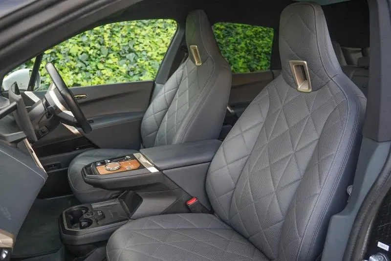 2022 BMW iX xDrive40 Launch Edition (76.6kWh) — photo 11