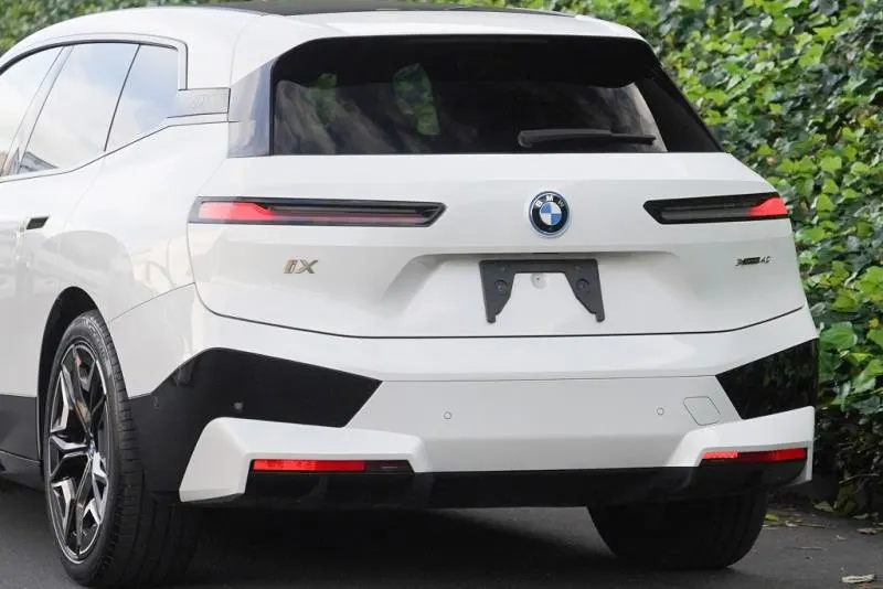 2022 BMW iX xDrive40 Launch Edition (76.6kWh) — photo 4