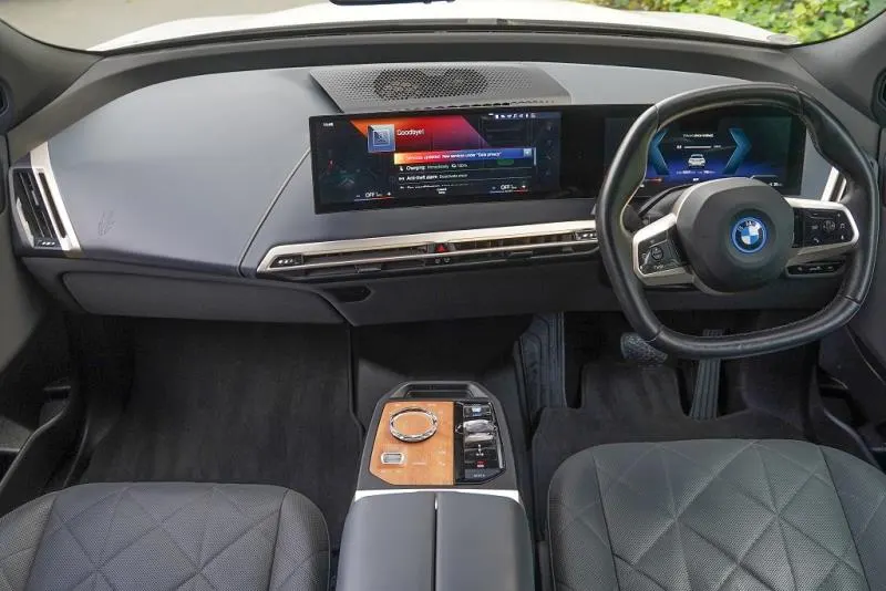 2022 BMW iX xDrive40 Launch Edition (76.6kWh) — photo 10