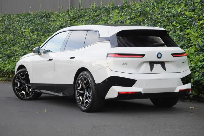 2022 BMW iX xDrive40 Launch Edition (76.6kWh) — photo 7