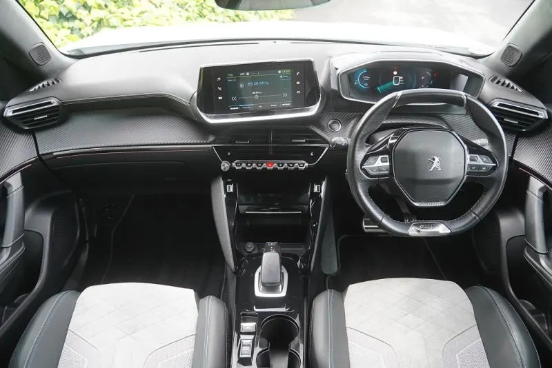 2021 Peugeot e-2008 GT (50kWh) — photo 10
