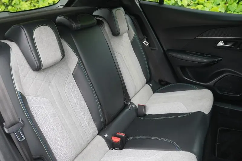 2021 Peugeot e-2008 GT (50kWh) — photo 12