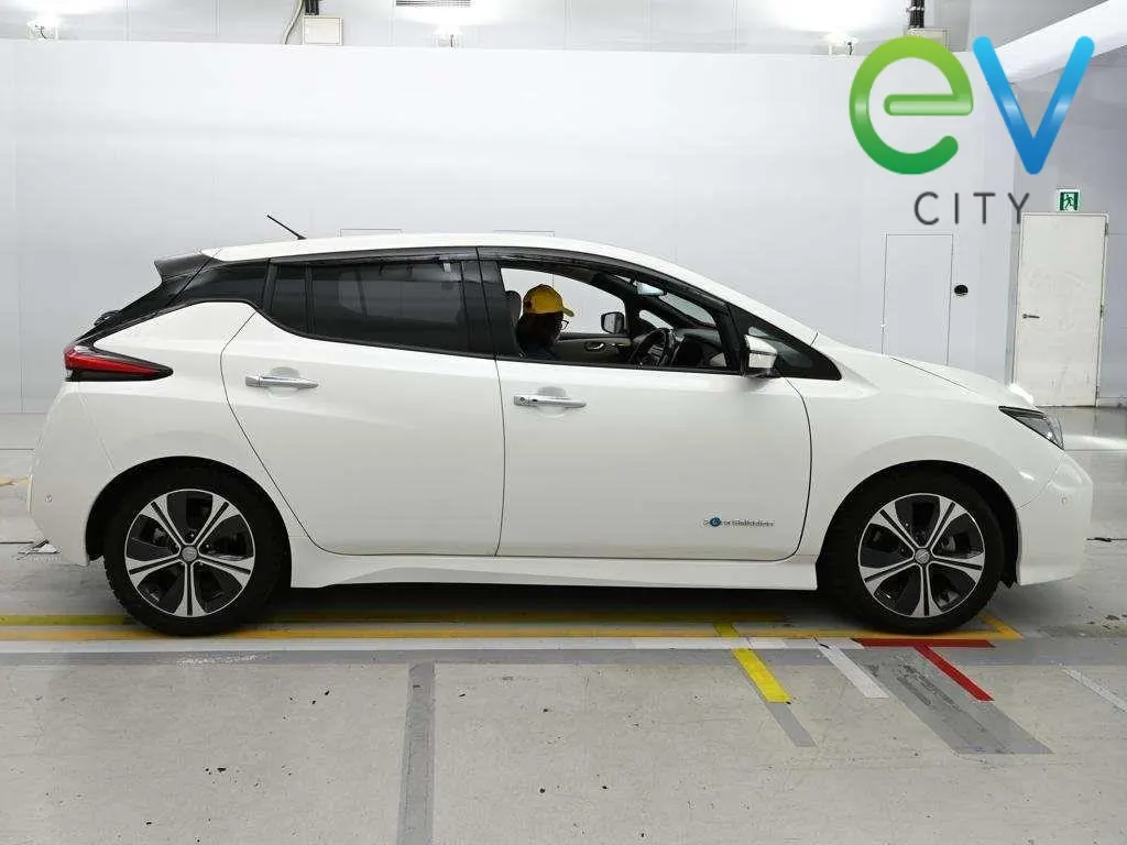 2017 Nissan LEAF G 40kWh Pro Pilot, 360 Camera — photo 5
