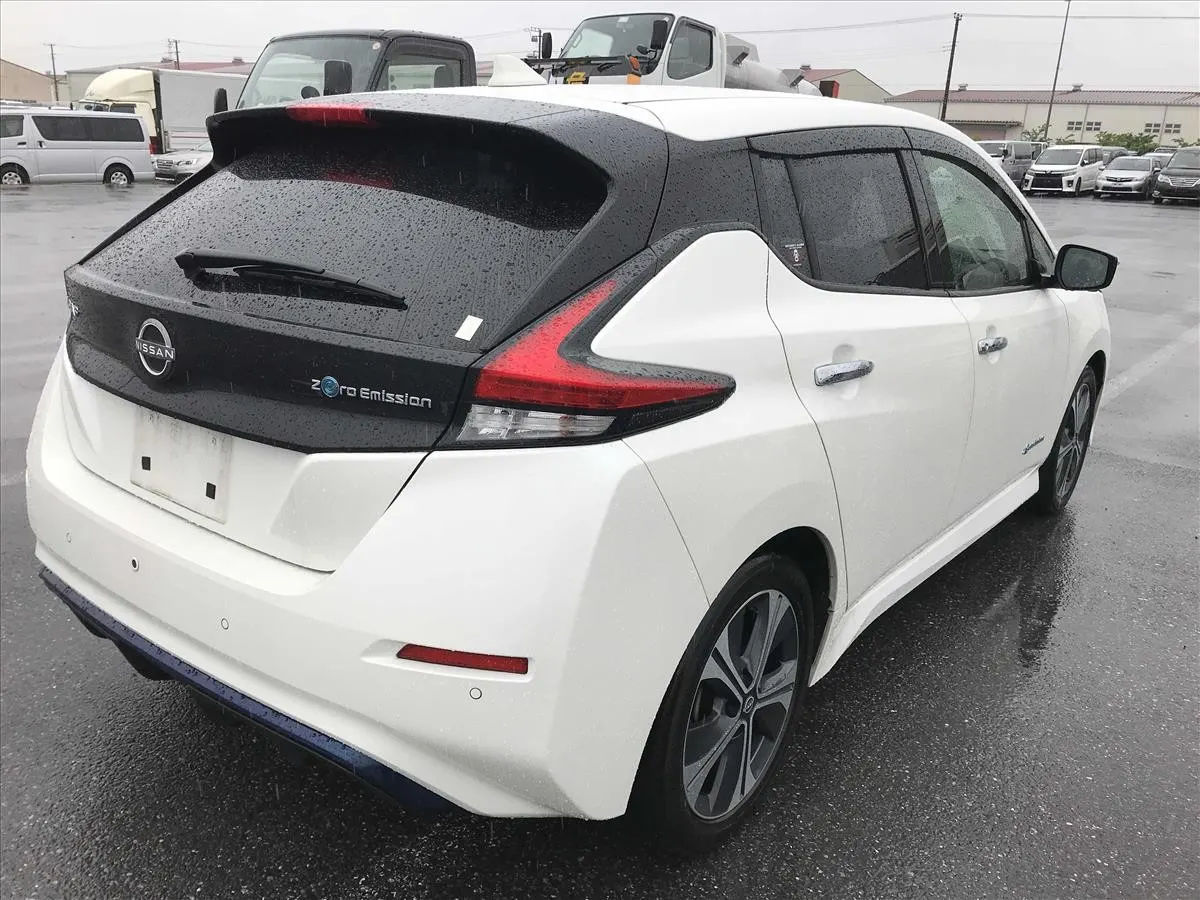 2022 Nissan Leaf X V Selection (40kWh) — photo 2