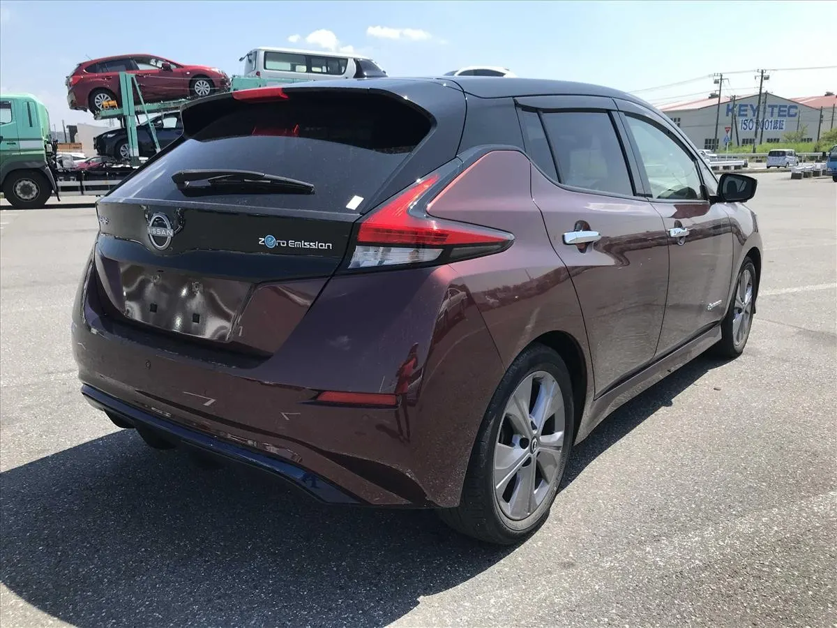 2022 Nissan Leaf Urbane Chrome (40kWh) — photo 2